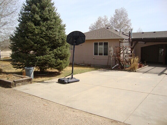 Building Photo - Great 4 bed Duplex