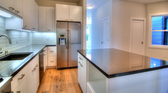 Building Photo - Modern top floor 2 Bedroom plus office wit...