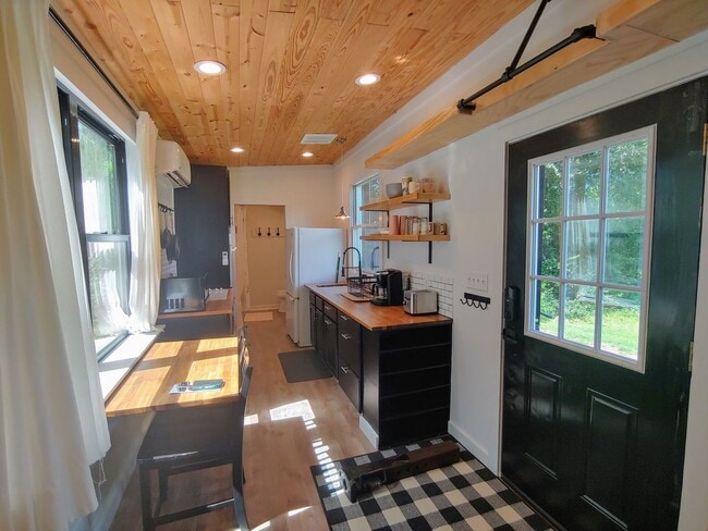 Building Photo - Furnished Tiny Home