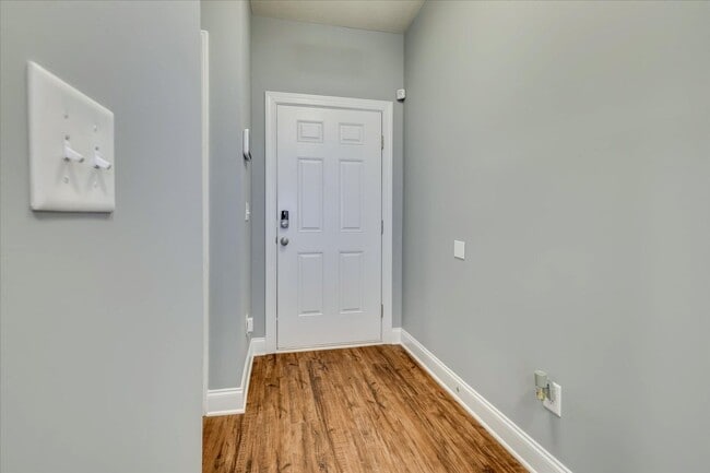 Building Photo - Beautiful Townhome minutes from I-20