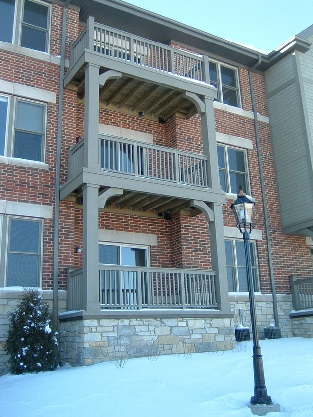 Front Entrance - 267 E Railroad Ave