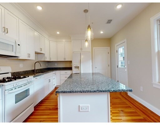 Building Photo - 27 Leicester St