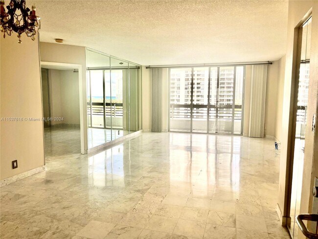 Foto del edificio - 3600 Mystic Pointe Dr