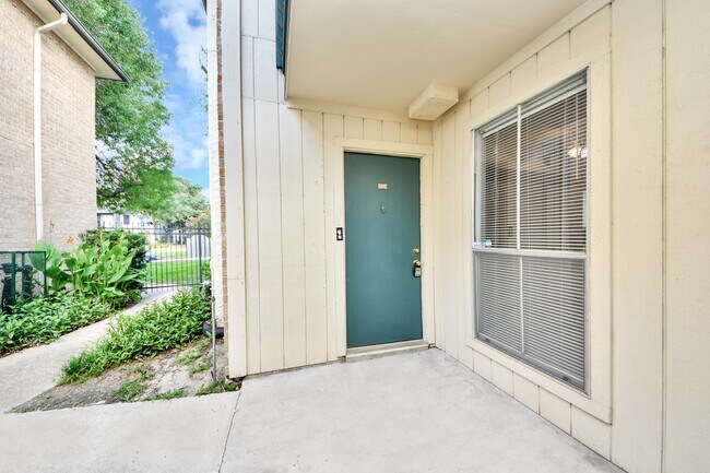 Building Photo - 250 El Dorado Blvd