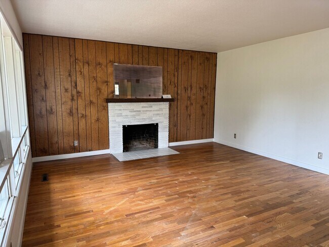 Building Photo - Beautiful 3 bedroom 1.5 bath house with a ...