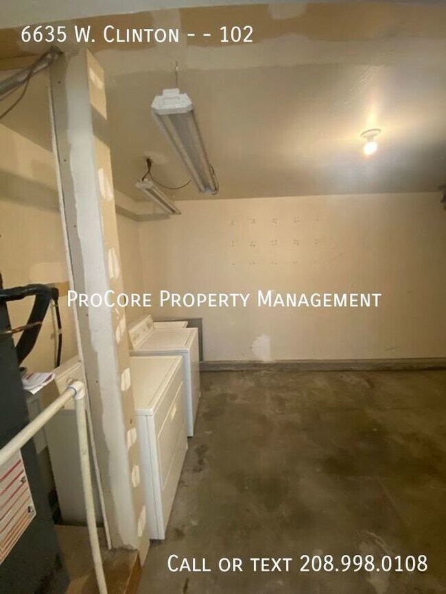 Building Photo - Live in the heart of Boise in this spaciou...
