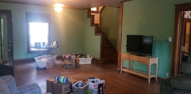 Foto del edificio - Charming 4 BD/2 BA home with large front porch behind optometry school and ELM Restaurant