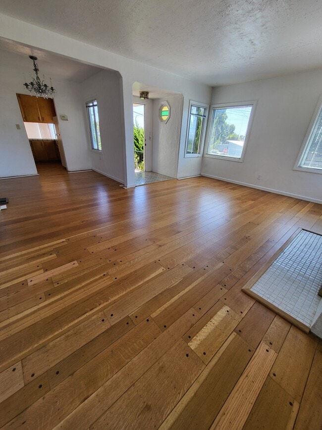 Building Photo - 906 Balra Dr