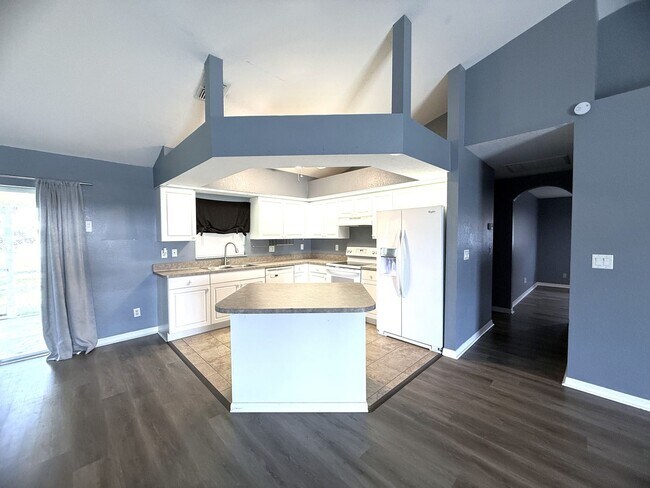 Foto del edificio - STUNNING 3+DEN/2BATH IN NW CAPE CORAL