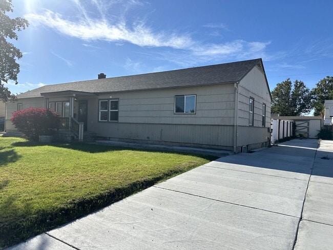 Foto del edificio - 1st Month Rent Free!  Charming & Modern 2-...