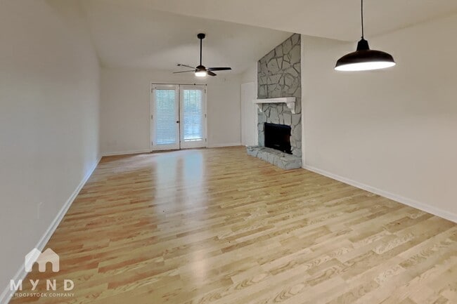 Building Photo - 134 Oak Cir S