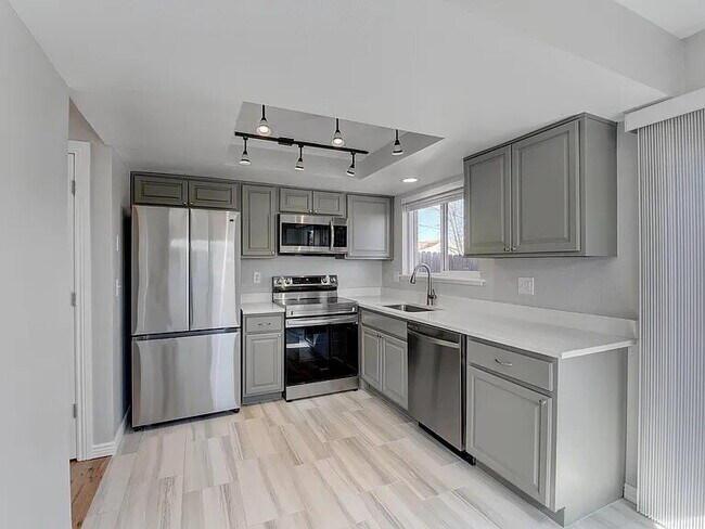 Foto del edificio - "Charming Duplex Retreat on Inca Street – Spacious 3-Bedroom Haven with 2.5 Baths in Englewood!"