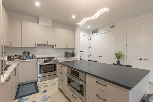 Foto del edificio - 1701 W Webster Ave