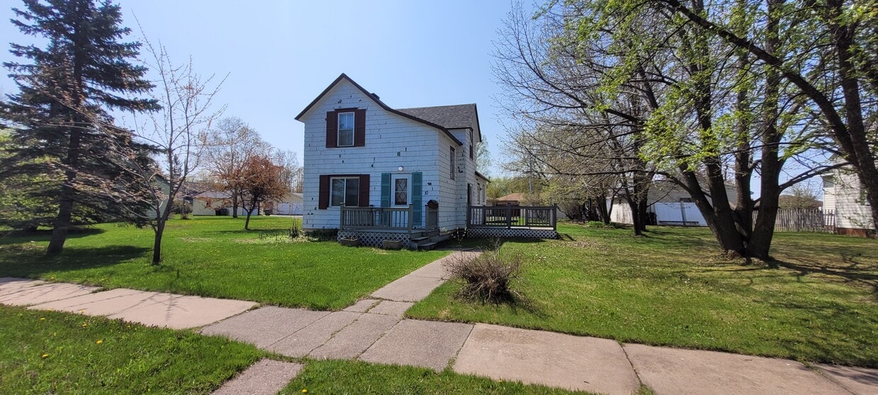 10 Norwood Ave, Superior, WI 54880 House Rental in Superior, WI
