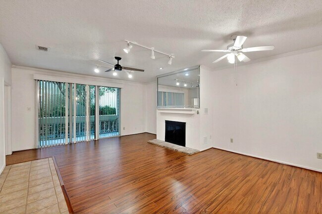 Foto del edificio - 5310 Keller Springs Rd