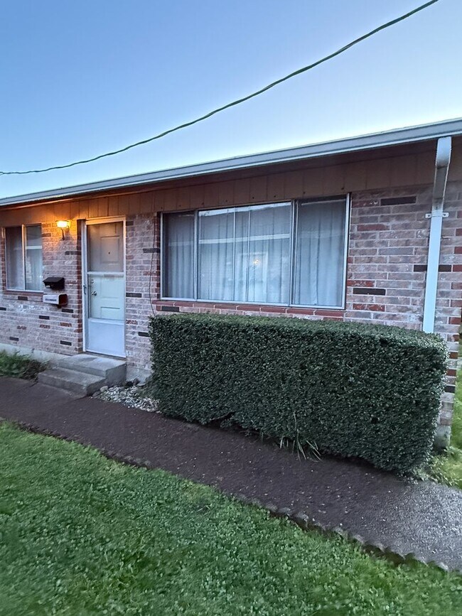 Building Photo - 2109 E 8th St