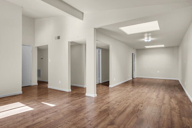 Building Photo - Move-In Ready 3BR/2BA Near UC Davis, Pets Welcome