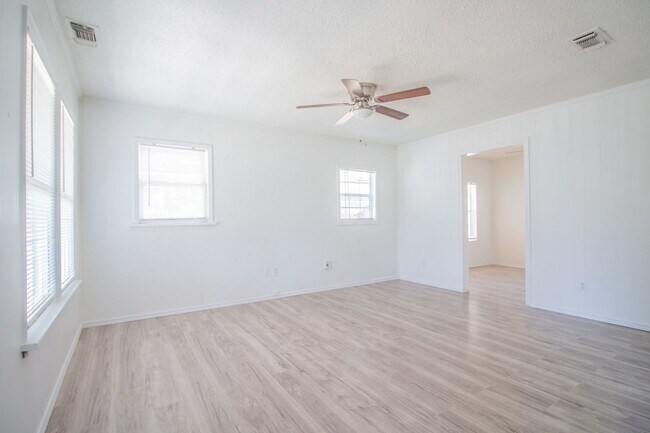 Foto del edificio - Updated 3 bed 1 bath close to 19th Street
