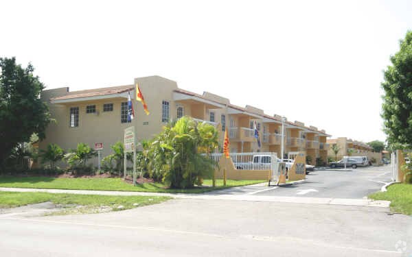 Foto del edificio - 8370 NW 8th St