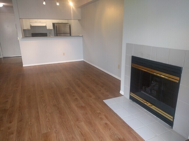 Building Photo - Beautiful 1BDR in the Heart of Upper Queen Anne w/ Huge Private Patio!!!