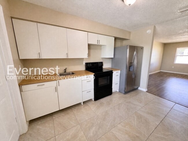 Building Photo - 2119 Navel Cir S