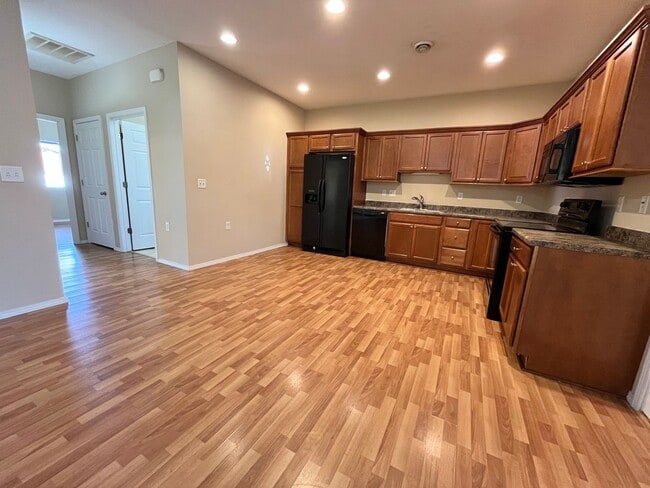 Building Photo - 2 Bedroom Twinhome For Rent in Lennox, SD!!