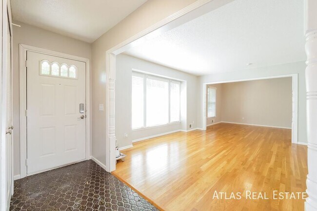 Building Photo - 2700 NE 69th St