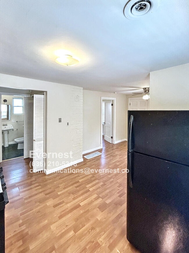 Building Photo - Charming 2-Bedroom Home with Off-Street Pa...