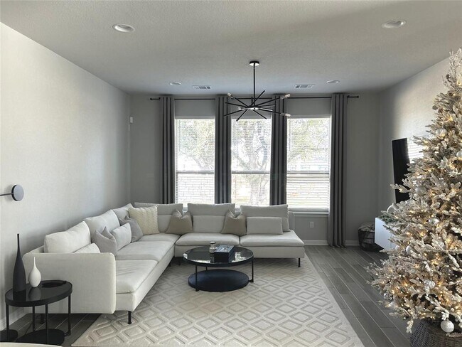 Foto del edificio - 700 Hays Hill Dr