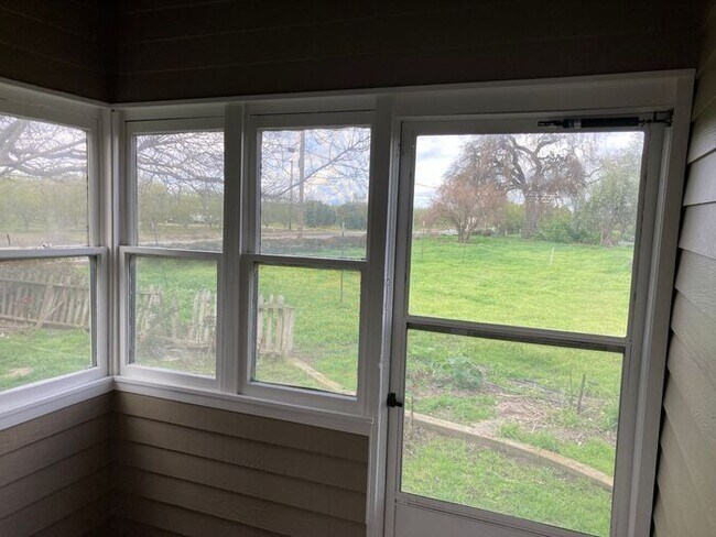 Foto del edificio - Two Story Country Home 3 Bedroom 1 Bath