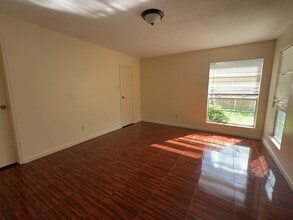 Building Photo - 1527 Lazy Spring Dr