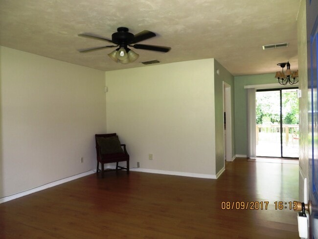 Foto del edificio - Charming 3 bedroom house for rent August 6, 2026, w/ a garage and privacy fenced back yard for $1...