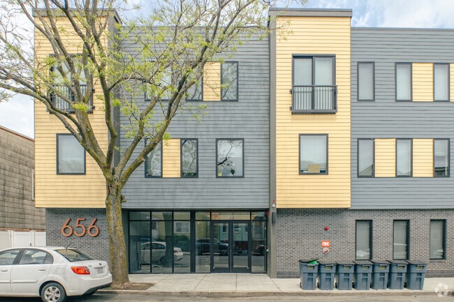 Building Photo - 656 Saratoga St