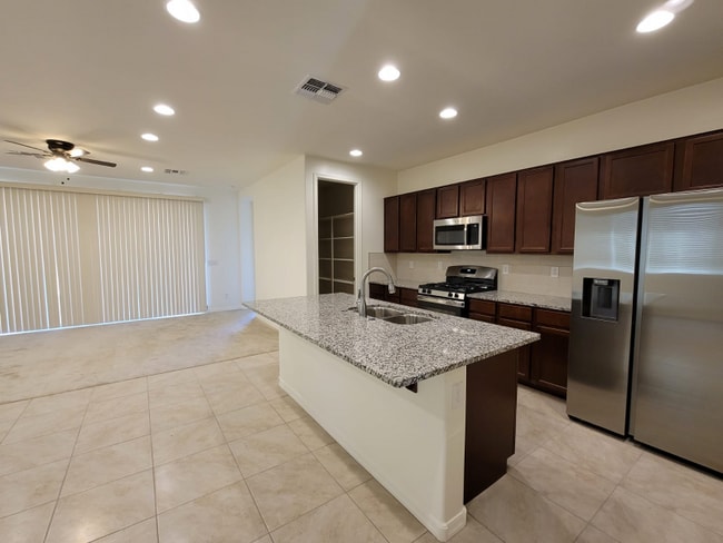 Building Photo - 260 E Hawaii Dr