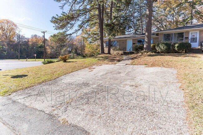 Building Photo - 3101 Erskine Dr