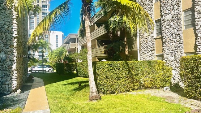 Foto del edificio - 8325 SW 72nd Ave