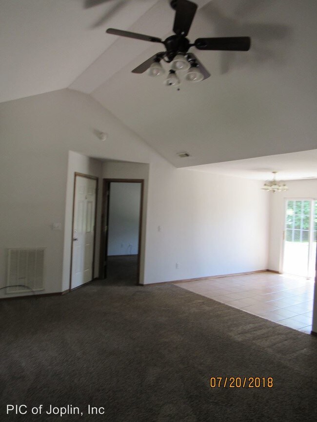 Building Photo - 3 br, 2 bath House - 2620 E. 8th