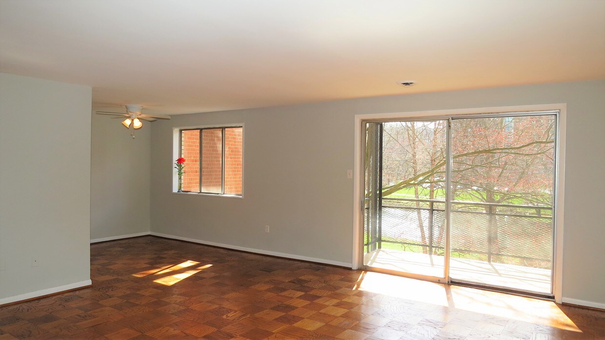 Spacious Living Room - 10408 Rockville Pike