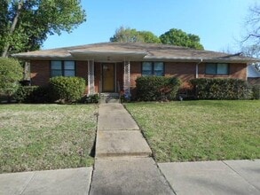 Building Photo - 921 Poinsettia Dr