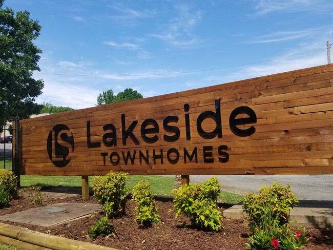 Foto del edificio - Lakeside Townhomes