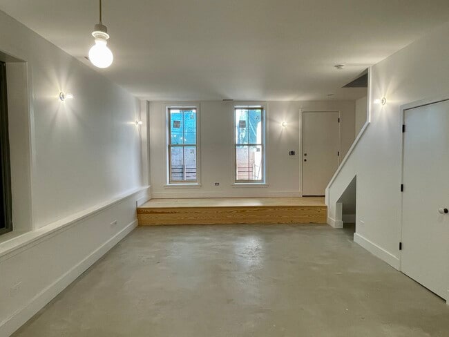 Building Photo - 1626 W 21st Pl