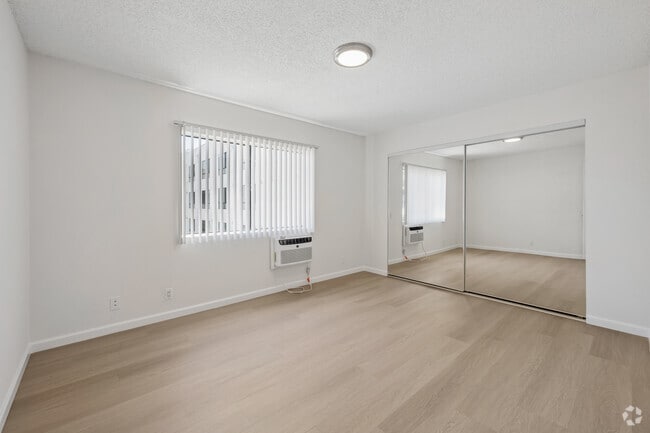 2 habitaciones, 1 baño - 860 pies cuadrados - Habitación principal - 5121 Klump Ave.