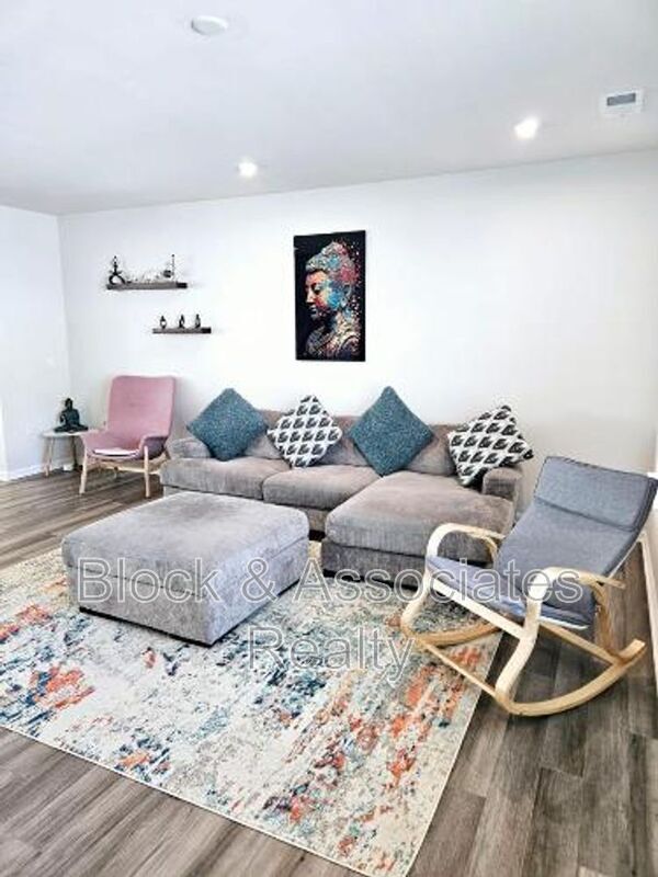 Foto del edificio - 1327 Channing Park Cir