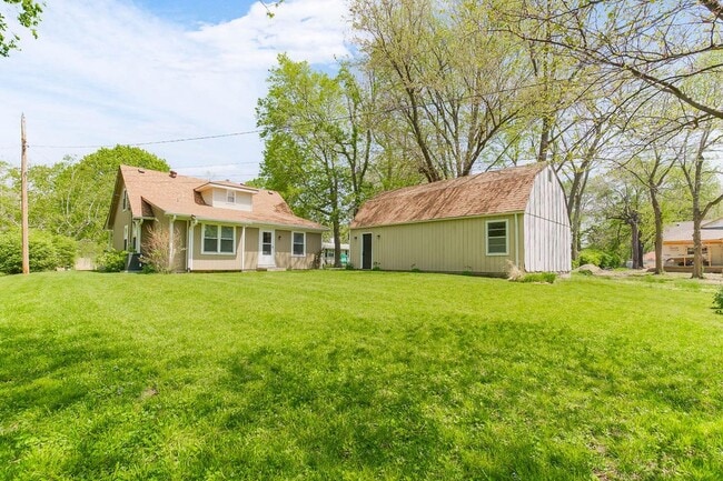 Building Photo - Spacious Independence home near Glendale Park | Updated kitchen & hardwood floors