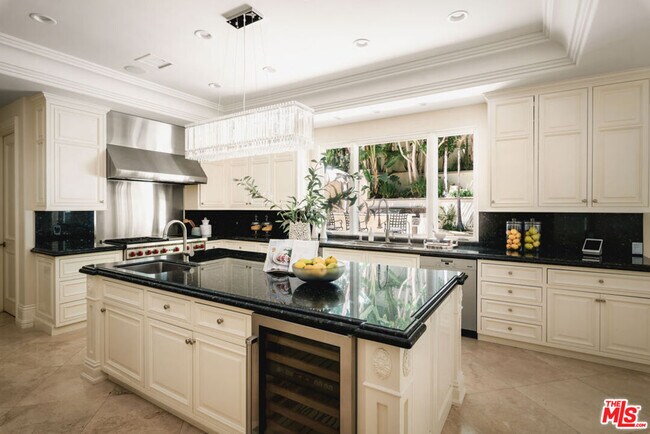 Foto del edificio - 1350 Benedict Canyon Drive