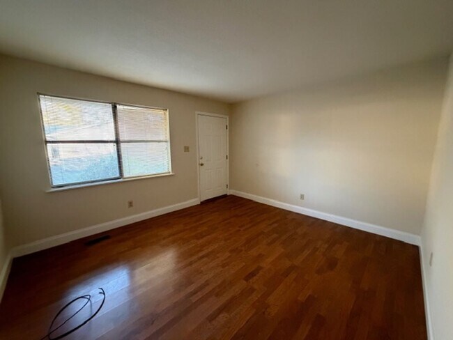 Foto del edificio - 213 Weeks Dr NE