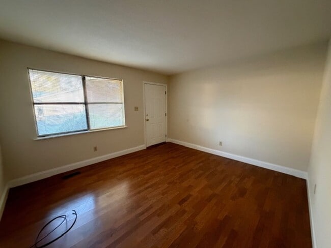 Building Photo - 213 Weeks Dr NE