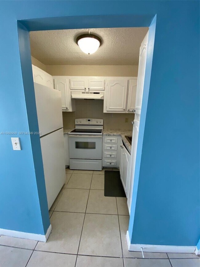 Foto del edificio - 6820 W Flagler St