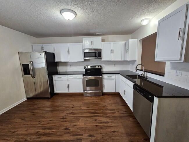 Building Photo - Affordable Townhome In Hunter's Creek!
