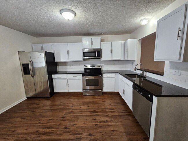 Foto del edificio - Affordable Townhome In Hunter's Creek!